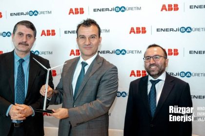 Hüseyin Özcan, Enerjisa Üretim Yenilenebilir Enerji Yatırımları Genel Müdür Yardımcısı Cihan Üret, ABB Elektrifikasyon İş Birimi Satış ve Dağıtım Çözümleri Ülke Yöneticisi Aziz Ünal, Enerjisa Üretim İşletme (Linyit) ve Tedarik Zinciri Genel Müdür Yardımcısı