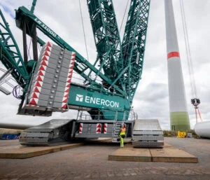 ENERCON logolu Liebherr LR 11000 paletli vinç rüzgâr santrali şantiyesinde