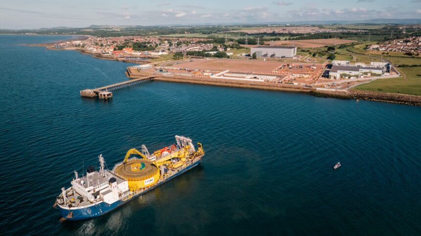 Enshore Subsea’nın CMOS Installer gemisi Inch Cape’in ikinci denizaltı ihracat kablosunu döşerken