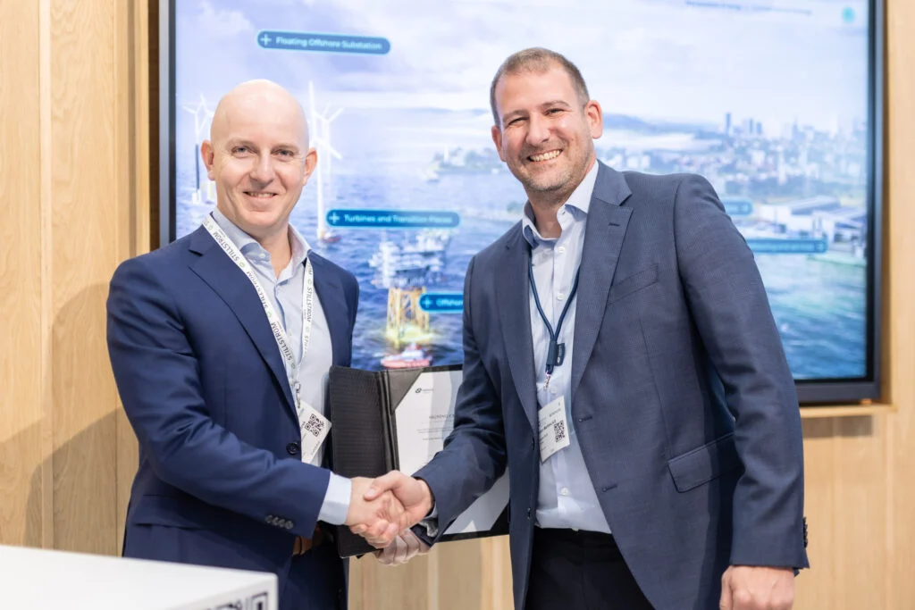 Stillstrom CEO’su Kristian Borum Jørgensen ile Semco Maritime’den Stephen Booth tokalaşırken