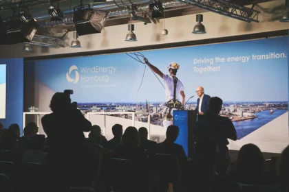WindEnergy Hamburg 2026 açılış konferansında sahnede konuşmacı