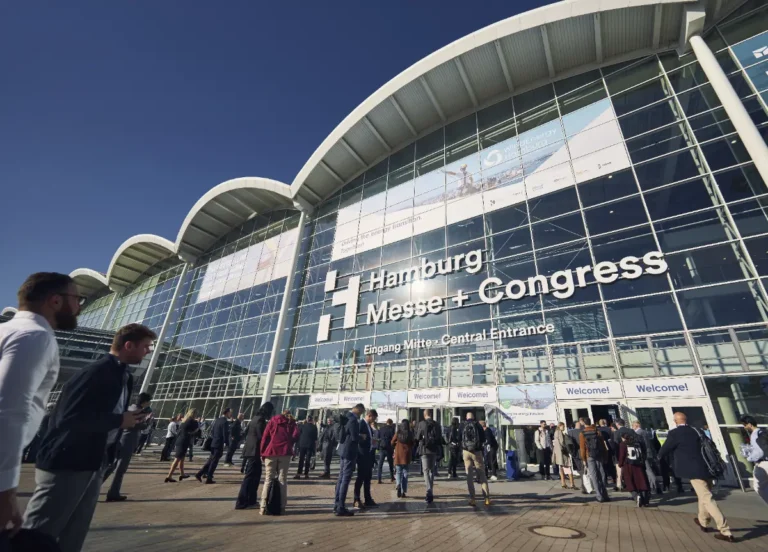 Hamburg Messe und Congress girişinde WindEnergy Hamburg 2026 ziyaretçileri