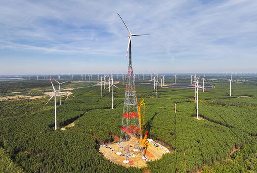Schipkau'daki GICON Höhenwindturm pilot rüzgâr türbini 365 metrelik son yüksekliğinde