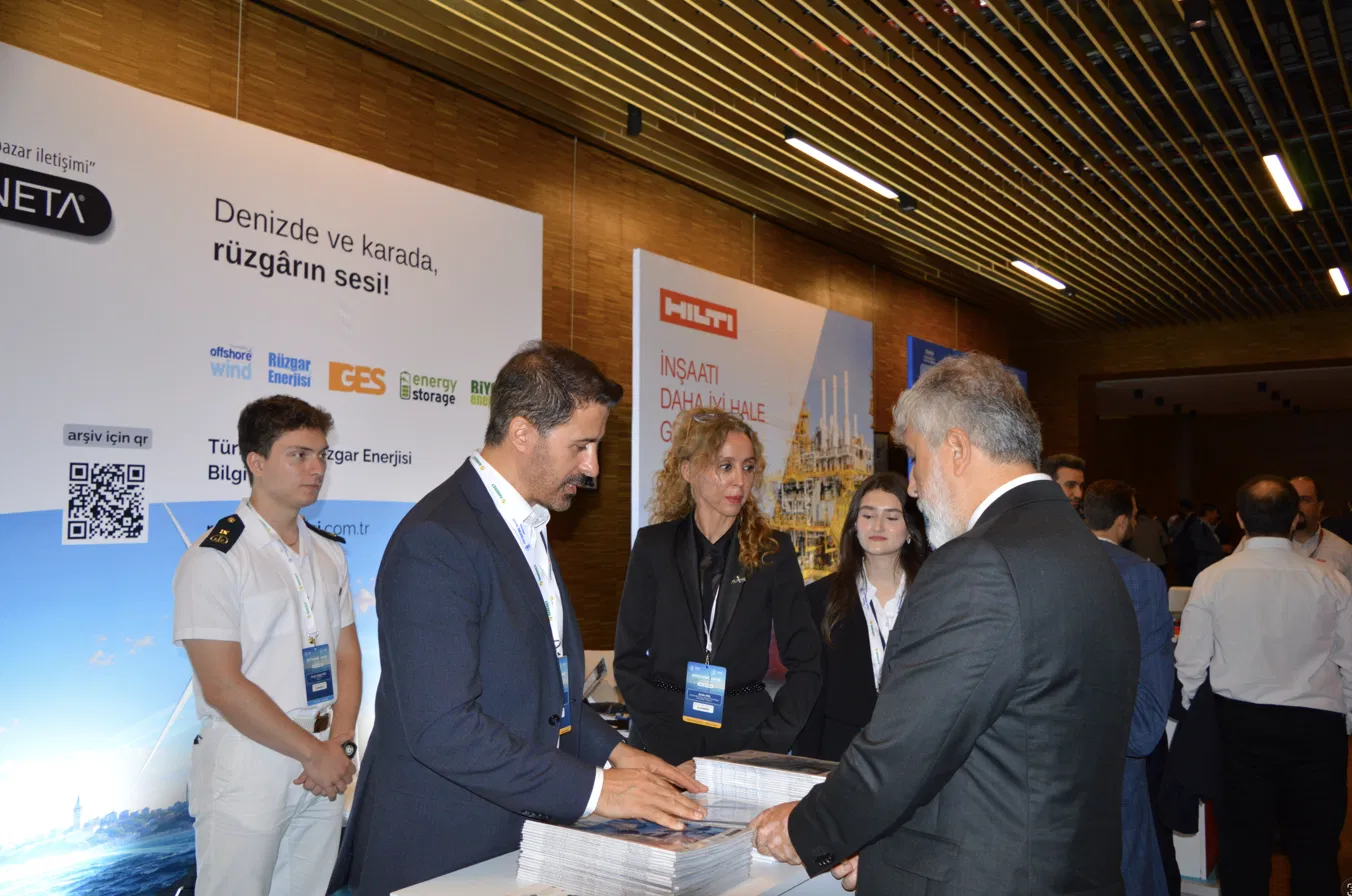 Offshore Wind Türkiye 2026 açılışının ardından fuaye alanındaki stantlar