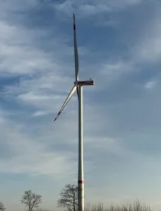 Weddelbrook rüzgâr santralindeki yeni Vestas V150 türbinlerinden biri