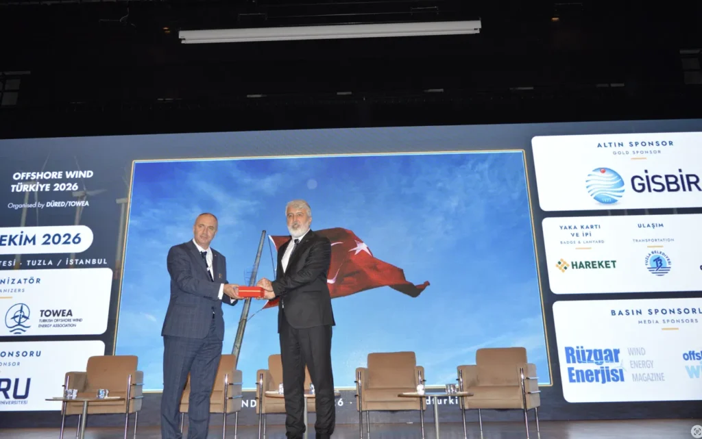 DÜRED Başkanı Dr. Murat Durak ve Piri Reis Üniversitesi Rektörü Prof. Dr. Nafiz Arıca Offshore Wind Türkiye 2026 sahnesinde