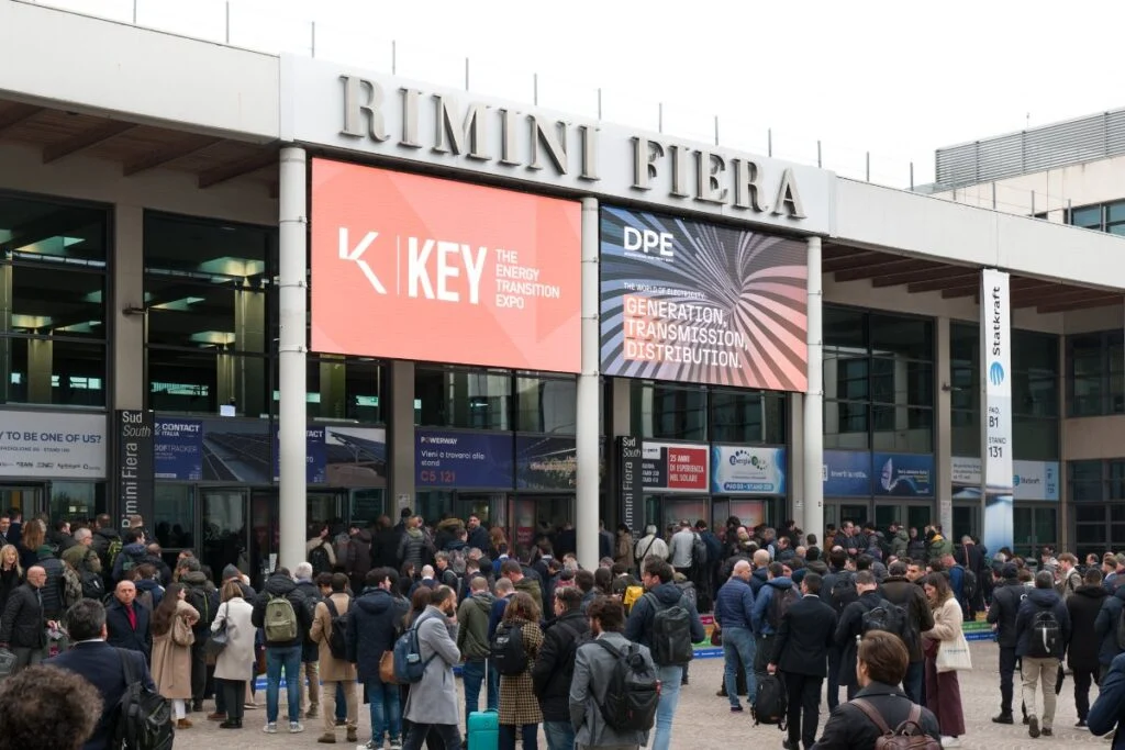 Rimini Fuar Merkezi girişinde KEY – The Energy Transition Expo ziyaretçileri